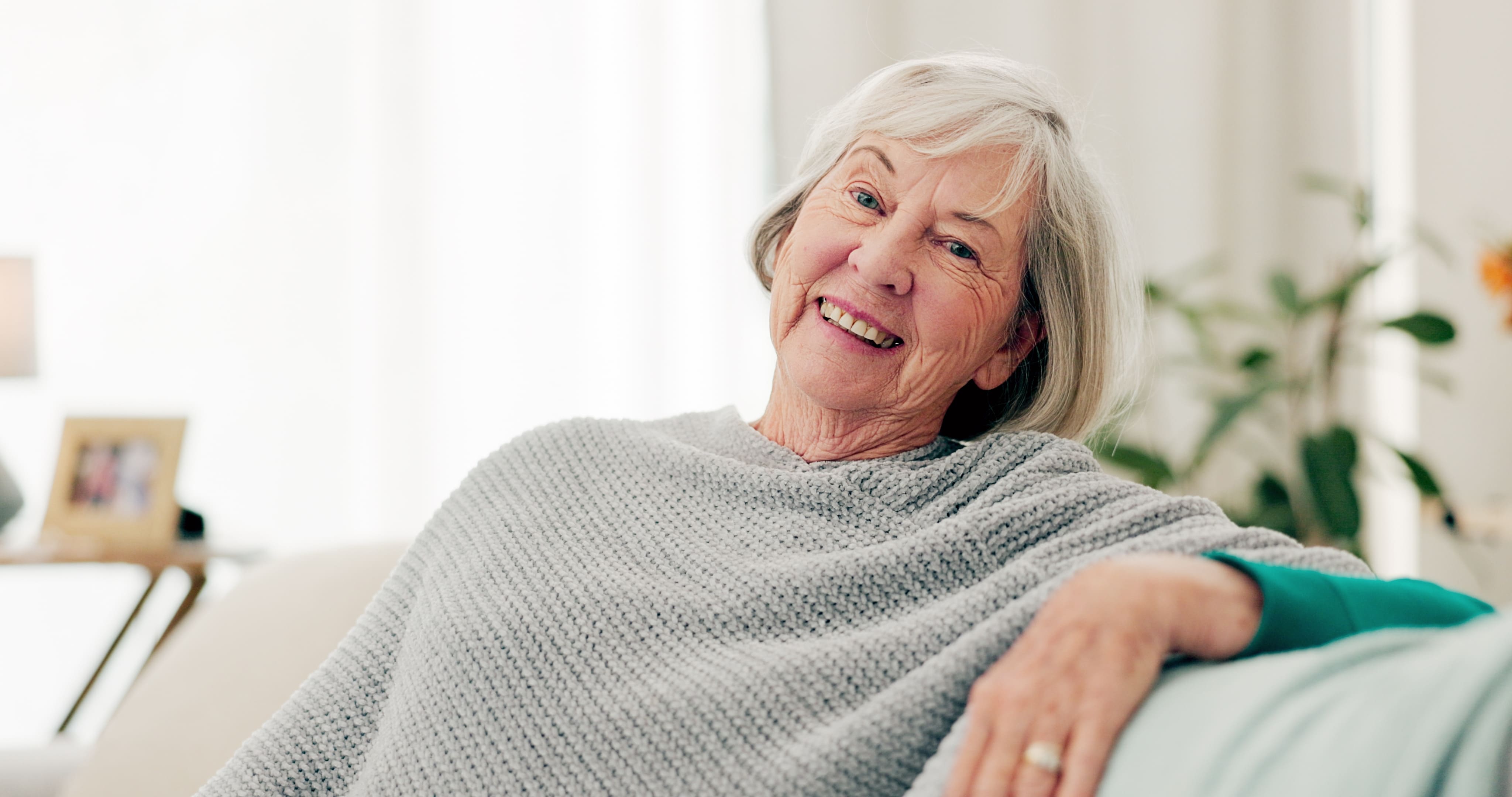 Senior connectée avec ses proches